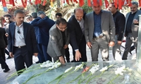 همزمان با آغاز هفته دولت و به مناسبت گرامیداشت یاد و خاطره شهیدان "رجایی و باهنر"، آیین گلباران گلزار شهدای شیراز برگزار شد