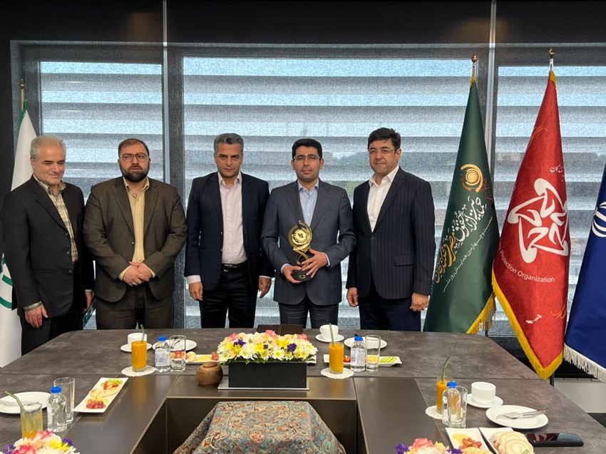 تندیس طلایی رعایت حقوق مصرف‌کنندگان به شرکت صنایع غذایی کورش اهداء شد